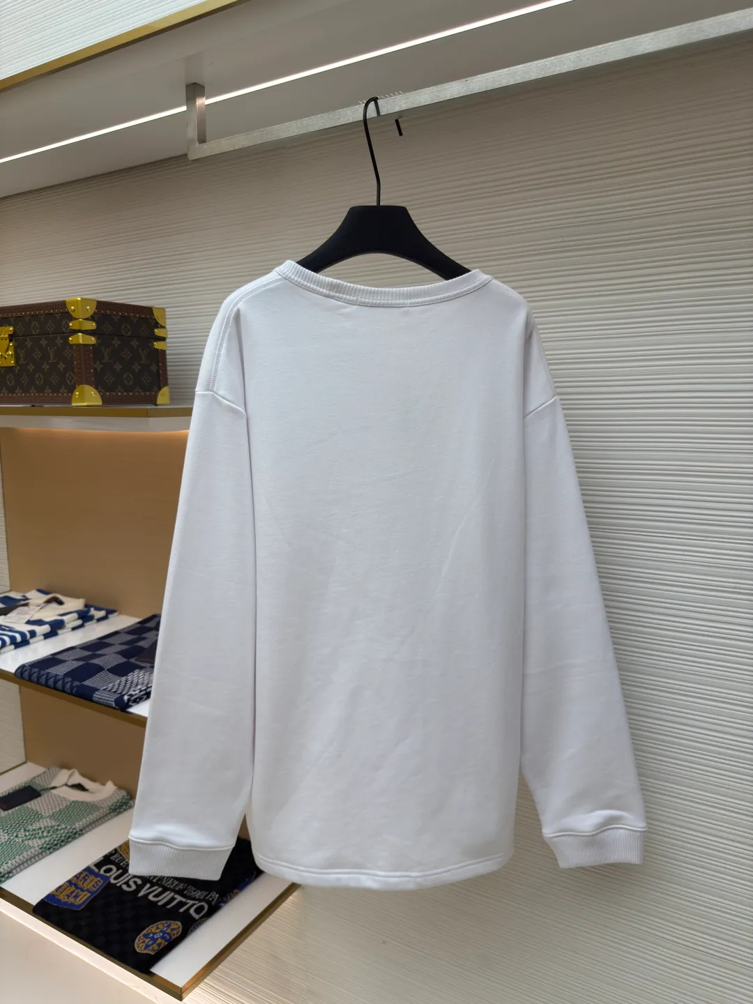Acne Studios Logo Sweatshirt ●Authentic: Purchased and developed in 1999 ●Item number: 1680045-A35 ●Material: Pure cotton fabric ●Technology: Positioned cutting machine ●Version: Loose version ●Weight: about 690 grams ●Size: S-M-L-XL ●Description: Customized 100% cotton Zhensoft reactive ink sweatshirt material, soft to the touch, comfortable and skin-friendly, dressed in pure white, a symbol of purity and elegance A triangle of heaven and earth is quietly painted on the chest. The iconic Acne Studios seal logo embellishes the front to increase brand recognition. It outlines a high-end silhouette with extreme simplicity and becomes the smart focus of vision. It shows taste in a silent place and uses glue printing. Use glue liquid paint to print patterns on fabrics. Bake the fabric to fix the printed pattern. The overall wiring is straight and delicate, the fabric is comfortable and soft, and the color is consistent without color difference. It can be matched with the same style to create a fashionable look and control various occasions. Customized accessories, complete with three standards, same style for men and women!